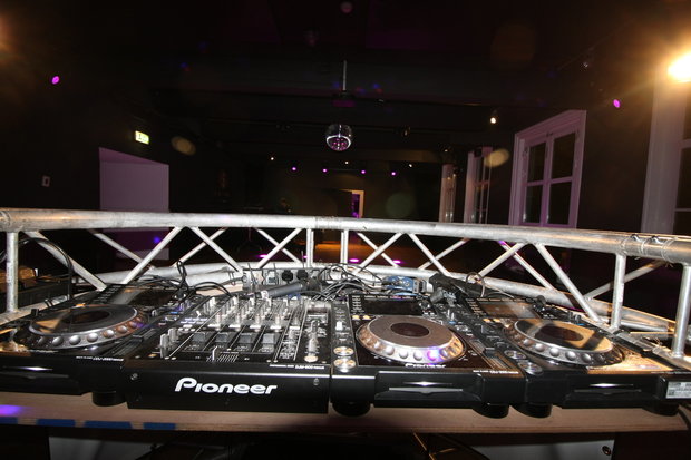 dj-booth rond inside